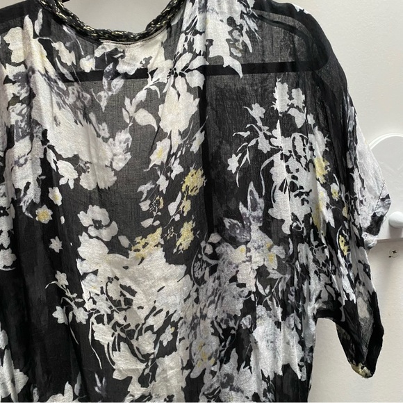 🖤5/$20 Light Floral Cover Up - Picture 10 of 11